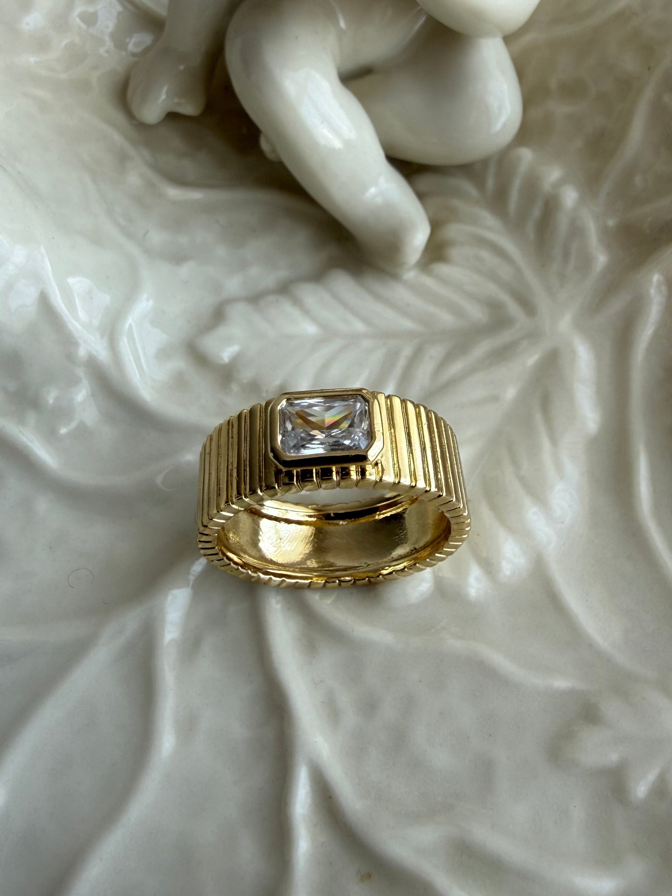 Gold Renk Baget Taş Detaylı Premium Yüzük