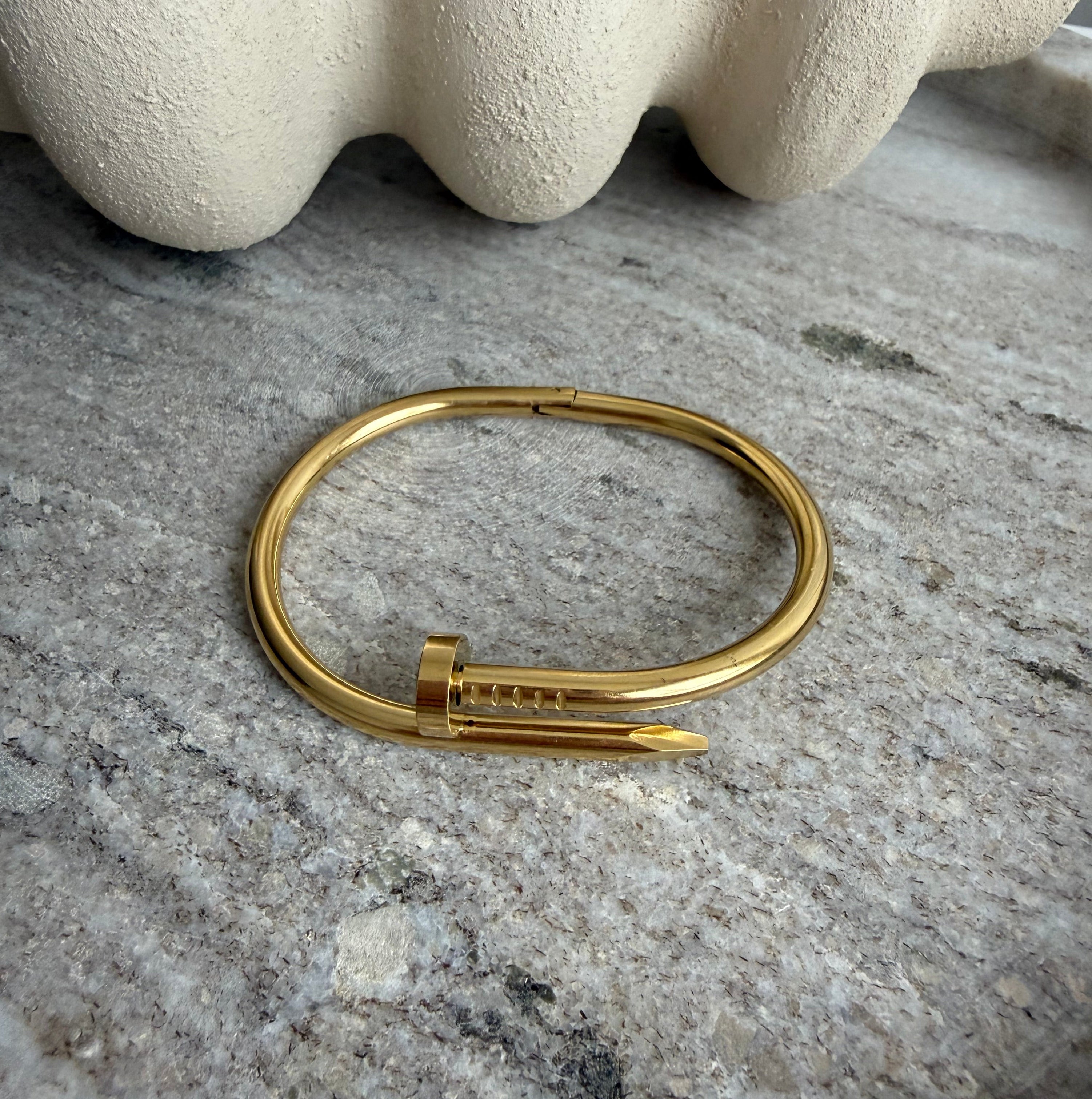 Altın Renk Kaplama Çelik Çivi Tasarımlı Modern Bileklik