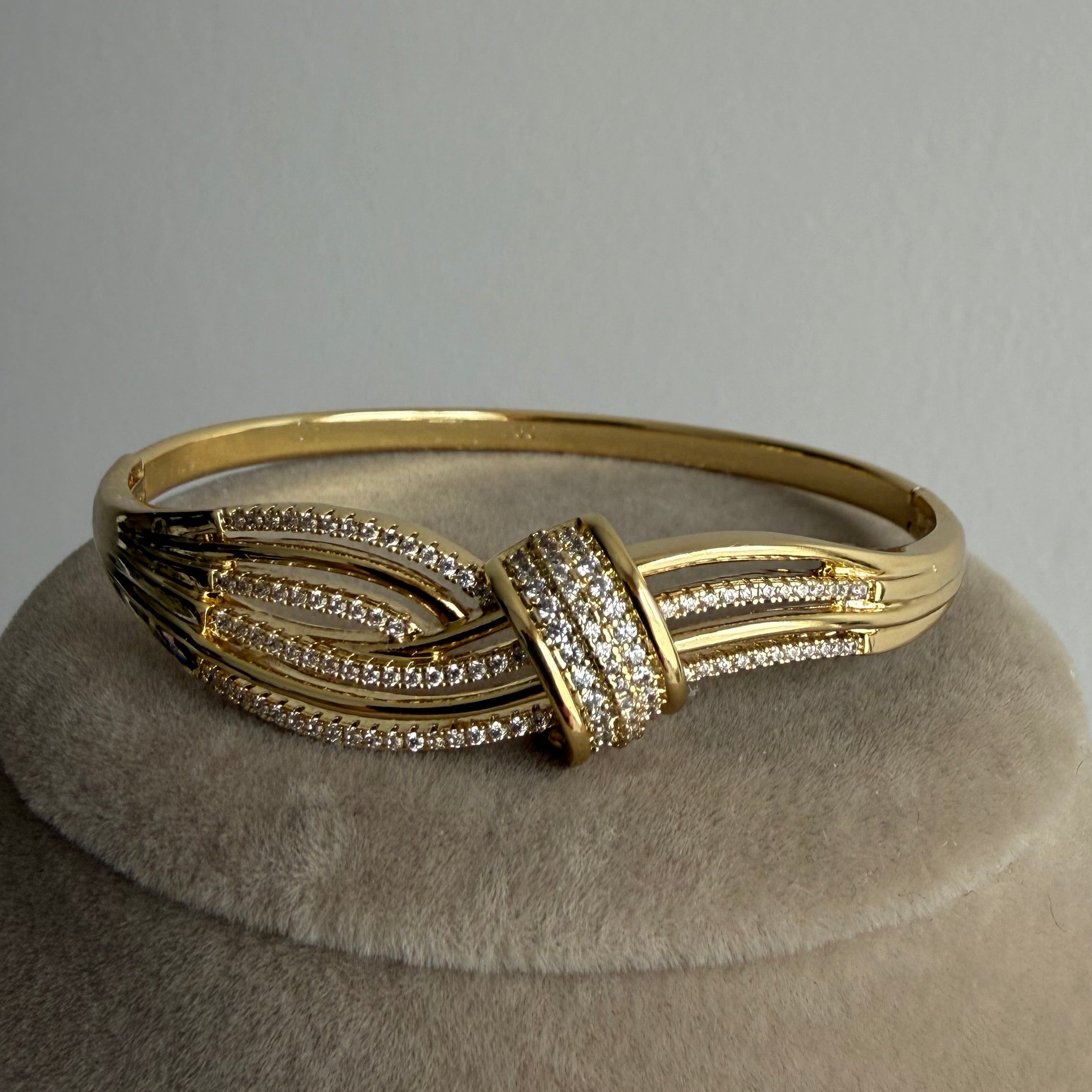 Taş Detaylı Modern Gold Bileklik