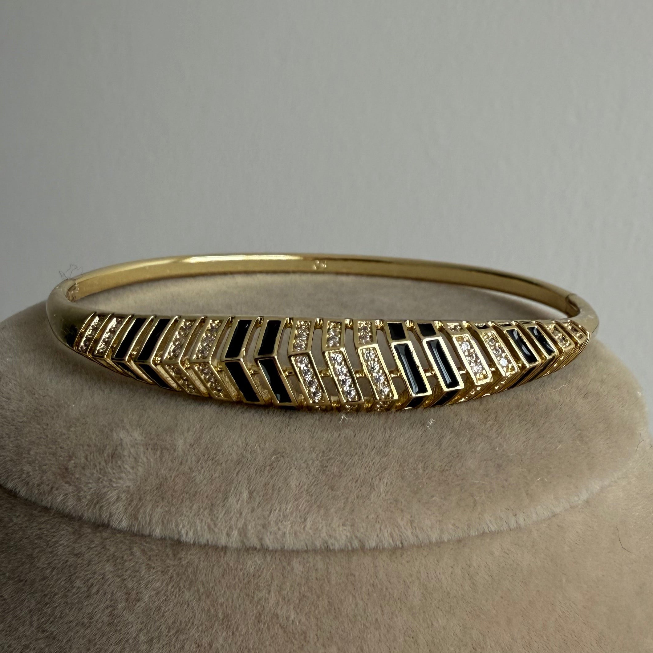 Geometrik Siyah Detaylı Gold Bileklik