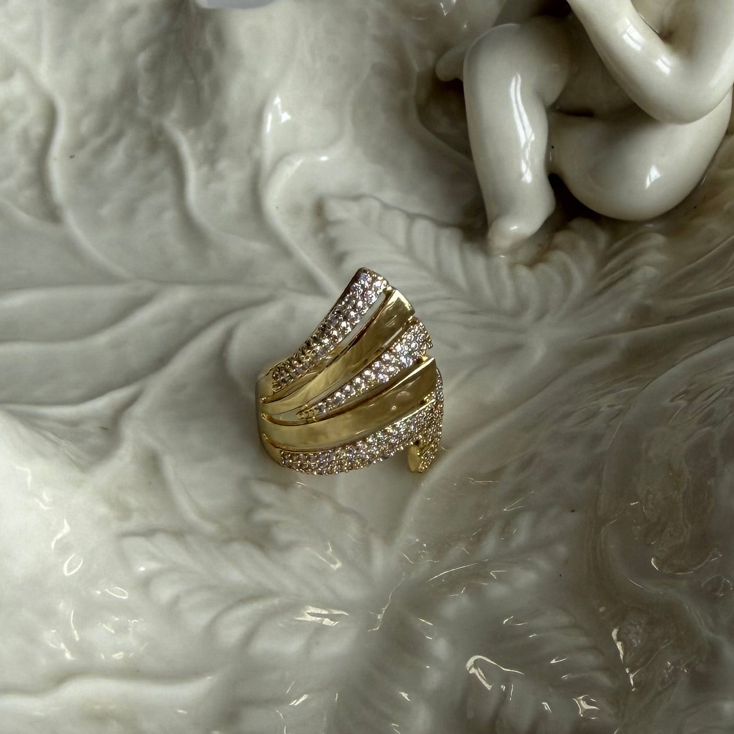 Gold Rengi Dalgalı Çok Sıralı Taşlı Model Xuping Kadın Yüzük