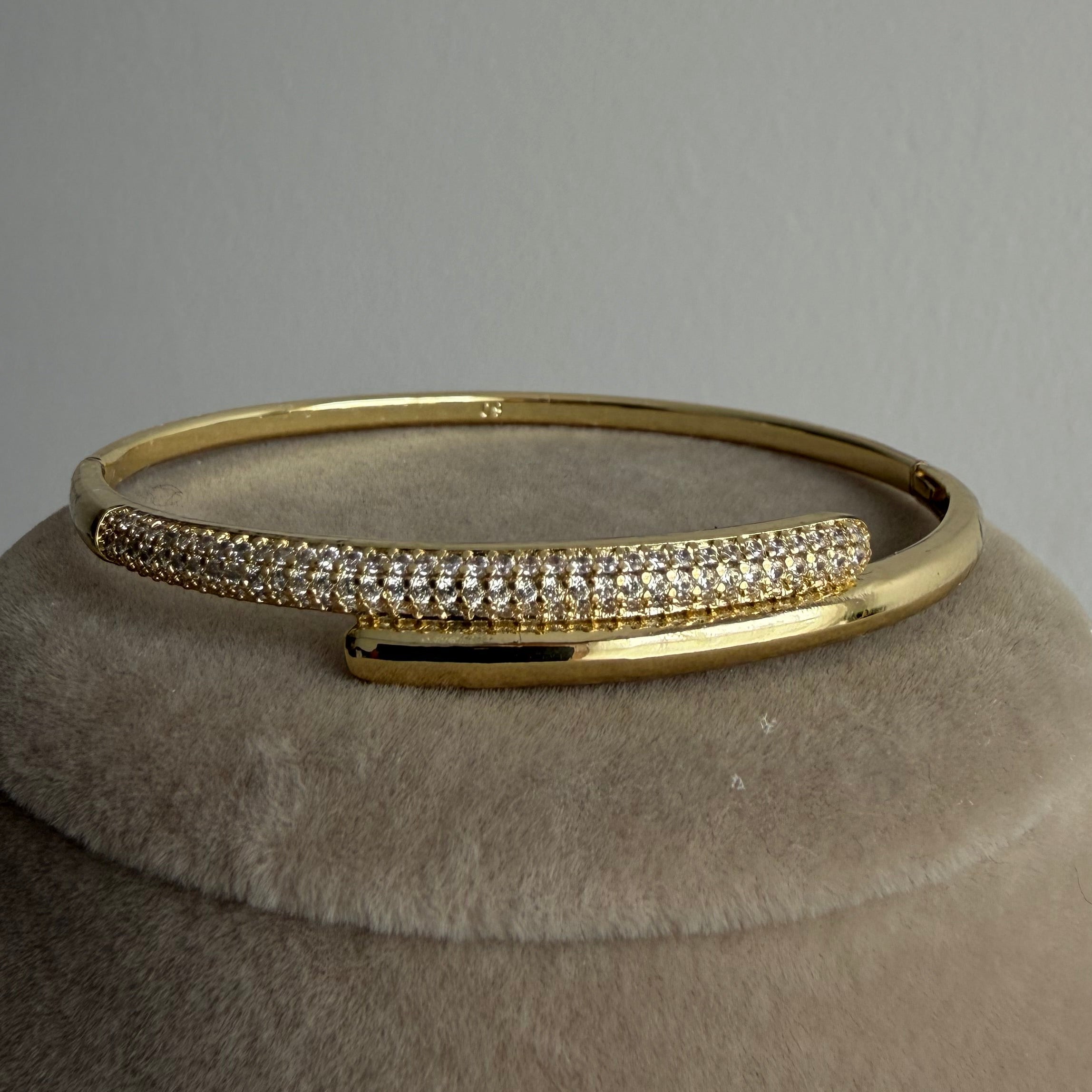 Taş Sıralı Modern Gold Kelepçe Bileklik
